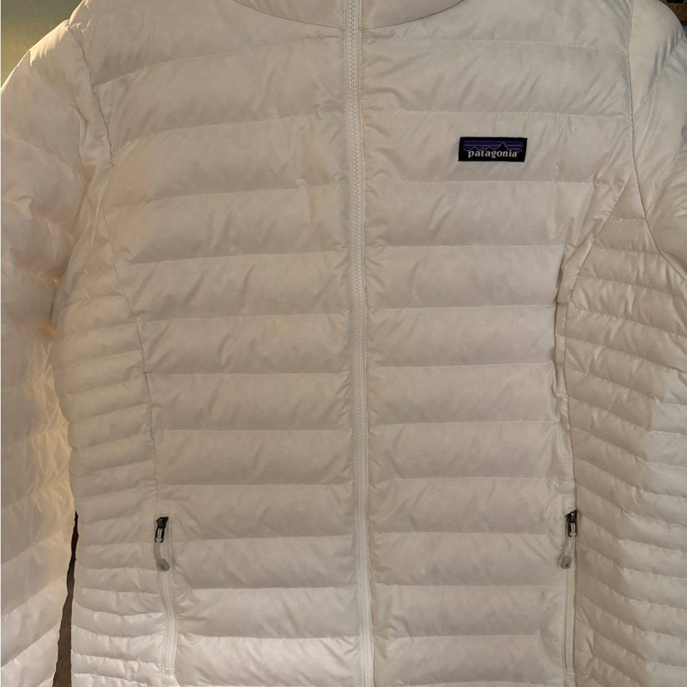 Patagonia White Puffer Jacket with Quilted Design and Stand-Up Collar